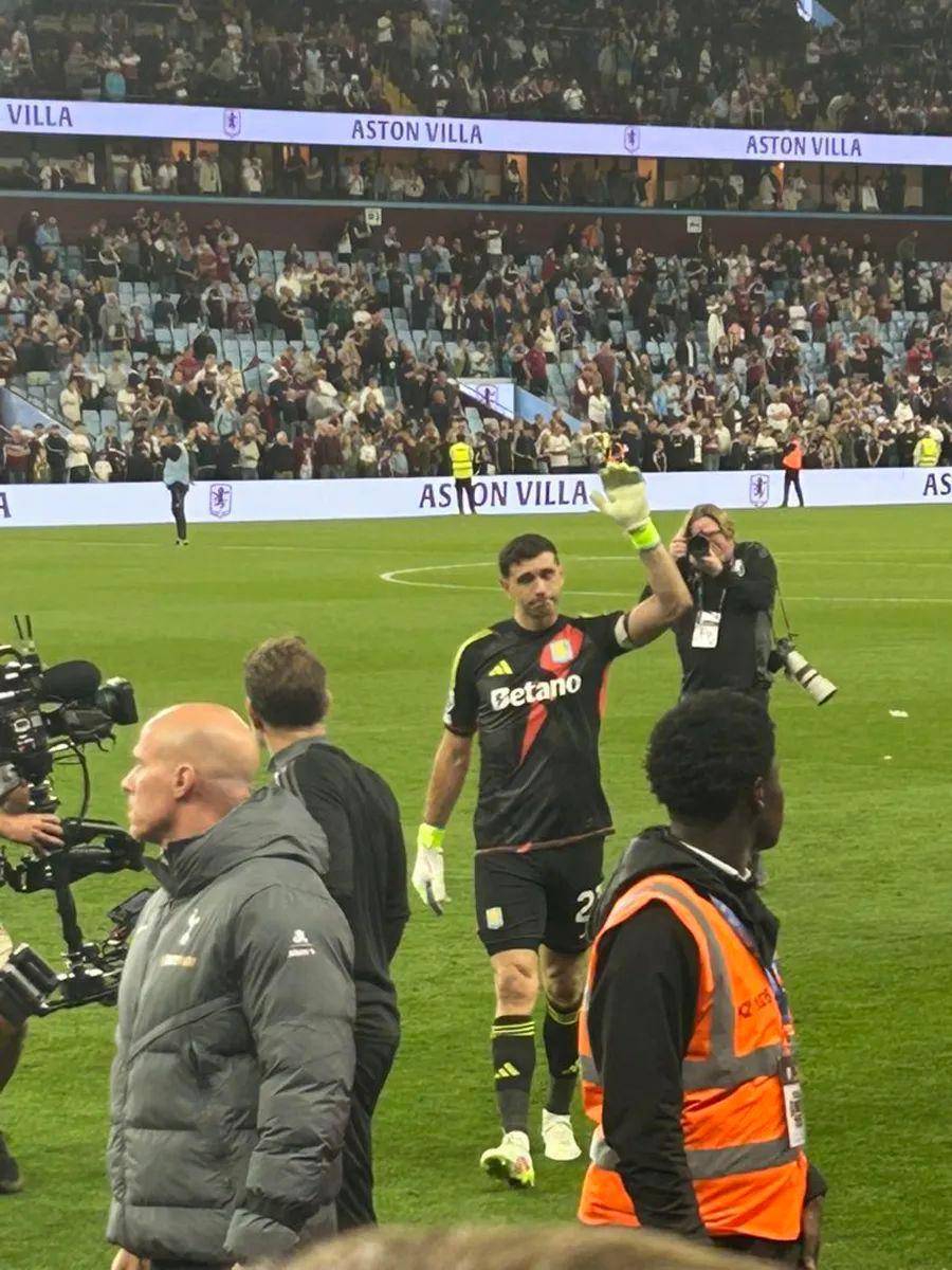 巴萨主场大捷，球员赛后激动庆祝胜利，回复完成今年一个名称设备非常.